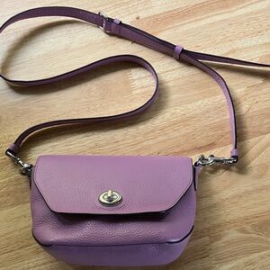 COACH KARLEE CROSSBODY
BEAUTIFUL LILAC COLOR 
EXCELLENT CONDITION